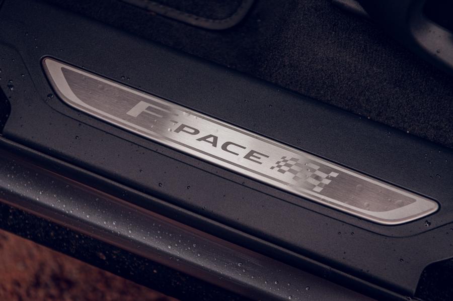 Логотип Jaguar F-Pace Chequered Flag 2019 года  (UK) (фото 4 из 8)